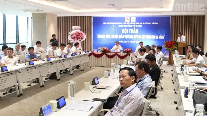 Kỹ sư địa kỹ thuật làm việc với mô hình 3D về địa chất, ứng dụng công nghệ số trong thiết kế kè sông Như Ý Huế